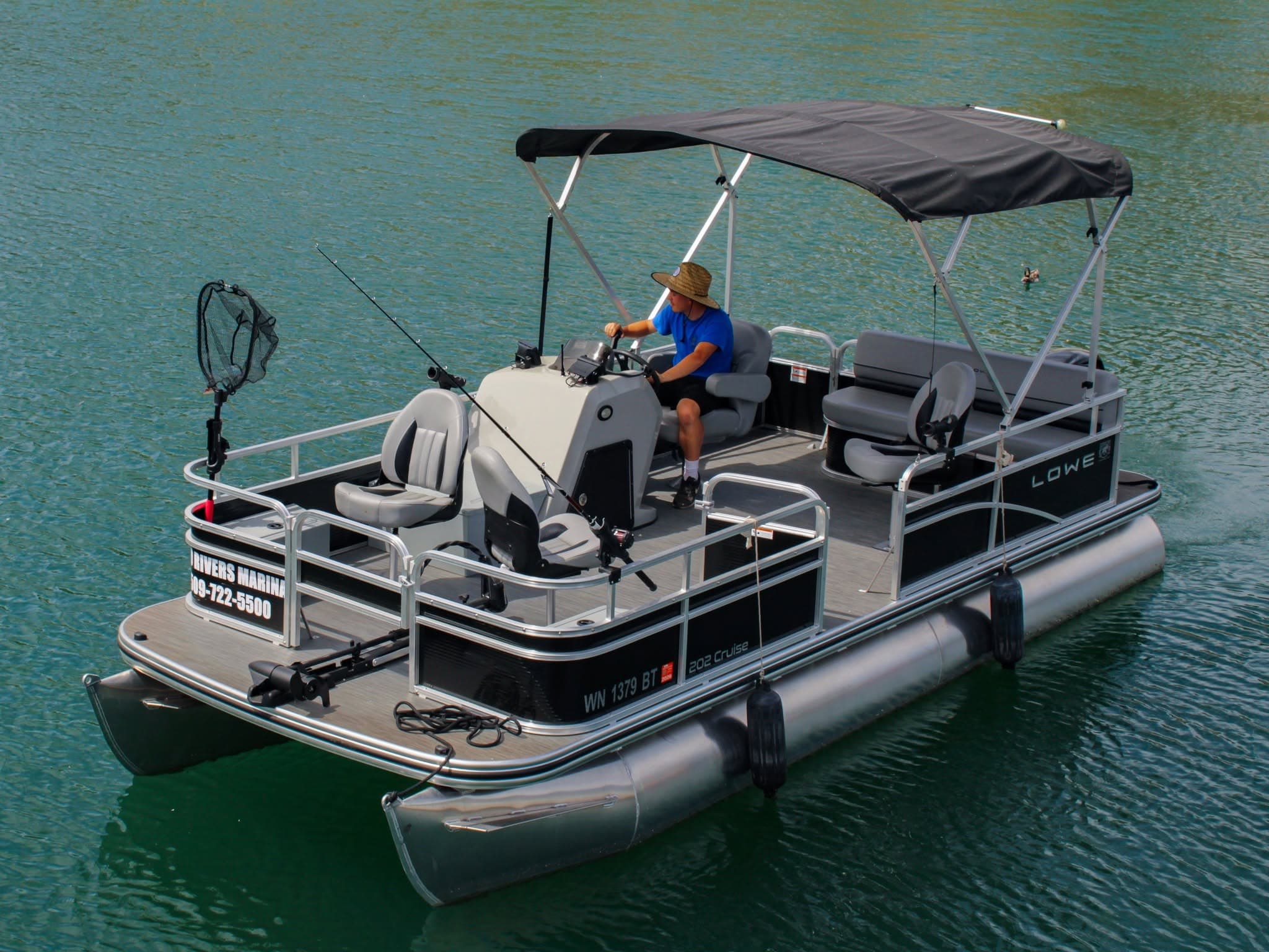 Boating on a rental pontoon on Lake Roosevelt