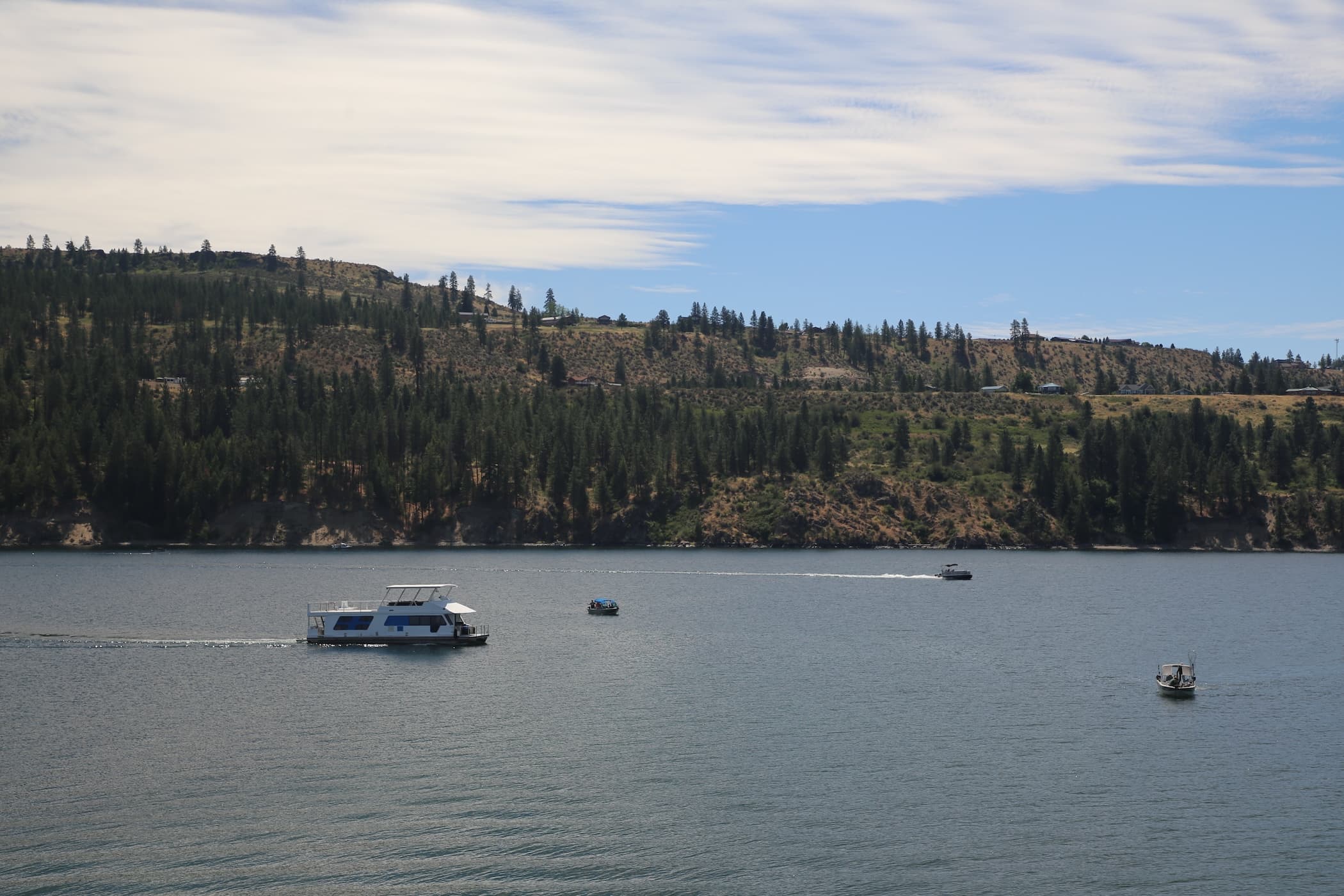 Boats out on Lake Roosevelt near Two Rivers Marina