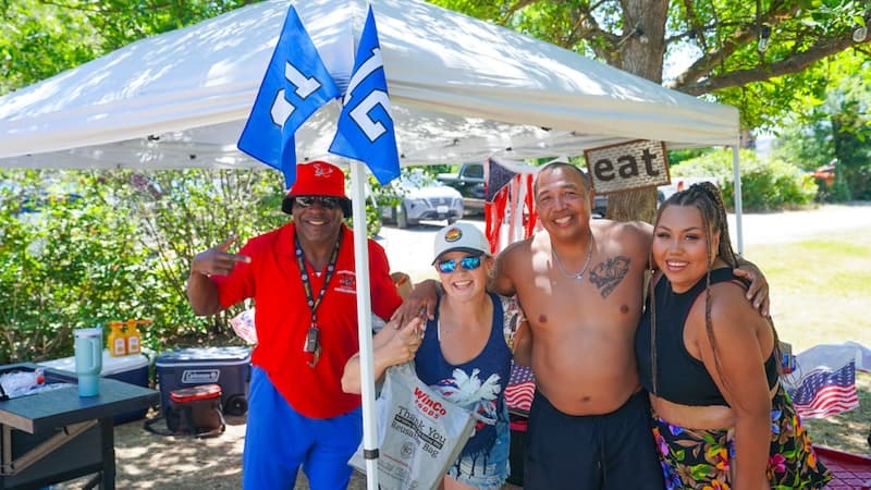 Happy people at the Two Rivers campground at Echofest