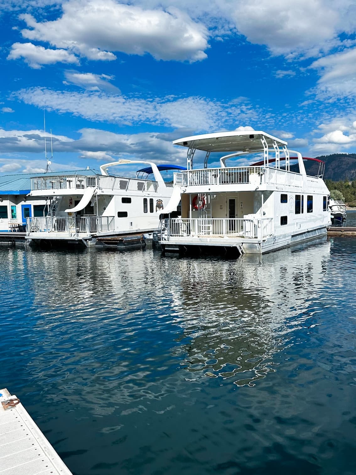 Colville houseboat on Lake Roosevelt