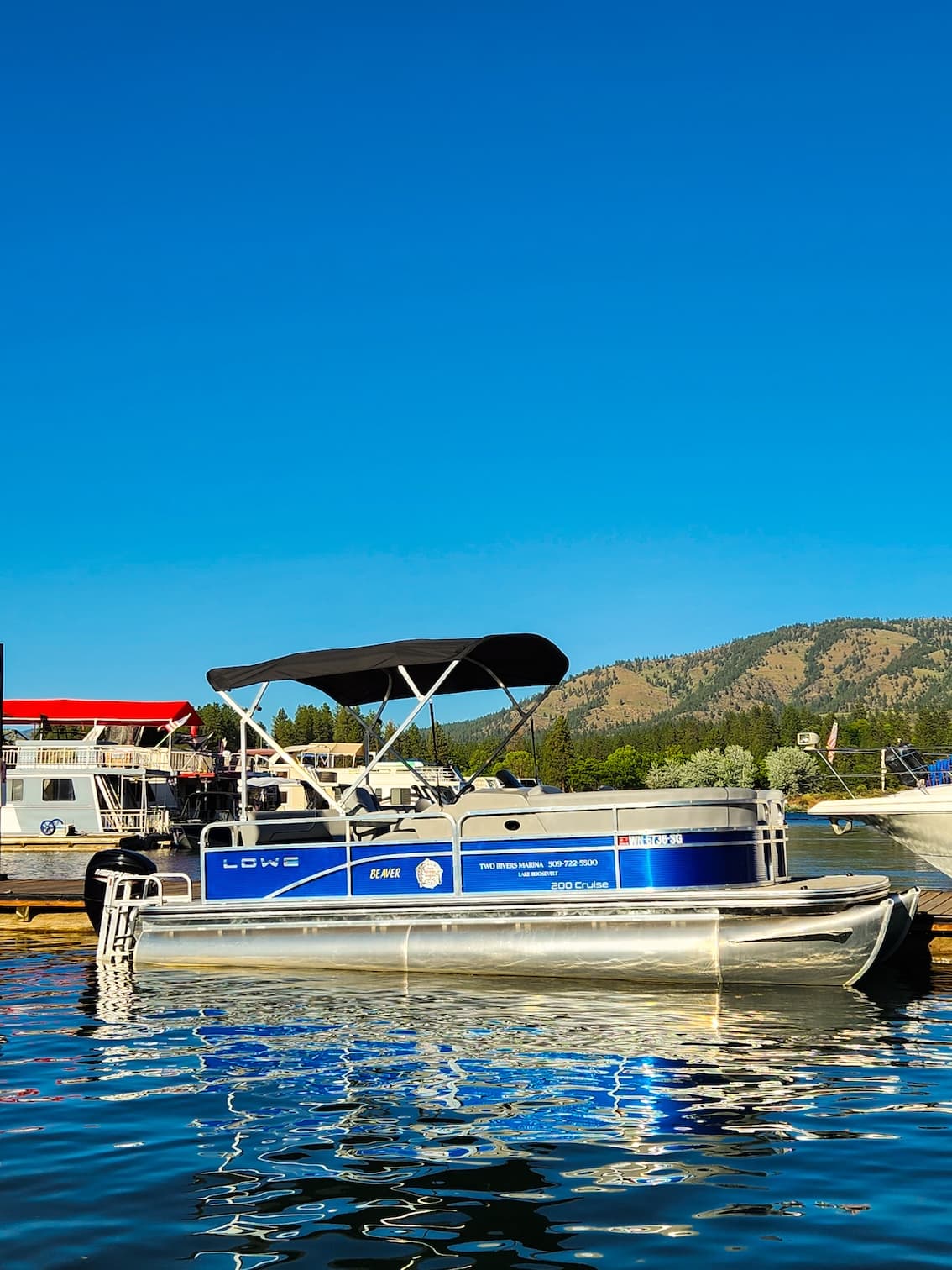 Fishtoon fishing pontoon on Lake Roosevelt